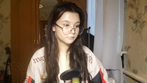 Snapshot of eugeniecarrubba chatting on May 20, 3:18 pm Lily 1st day online show from May 20, 3:18 pm