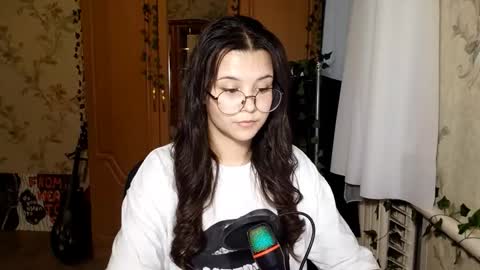 Snapshot of eugeniecarrubba chatting on May 25, 3:18 pm Lily 1st day online show from May 25, 3:18 pm