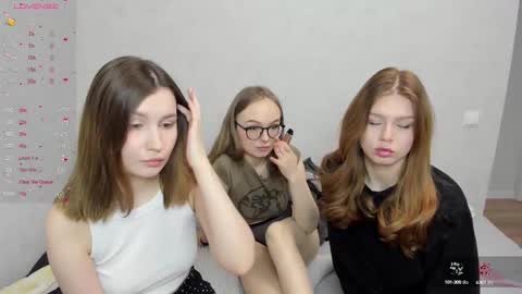 Veronica Tiia Lilith left to right online show from February 27, 1:05 am