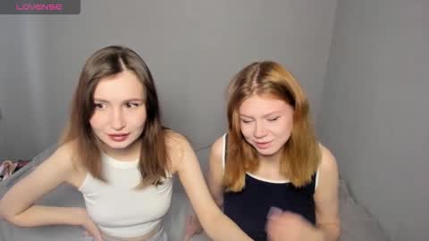 Veronica Tiia Lilith left to right online show from October 5, 4:11 am