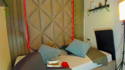 Snapshot of eva_daemon chatting on May 11, 12:00 pm EVA DAEMON online show from May 11, 12:00 pm