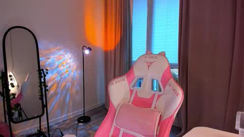 Eva Davis online show from March 16, 5:44 am