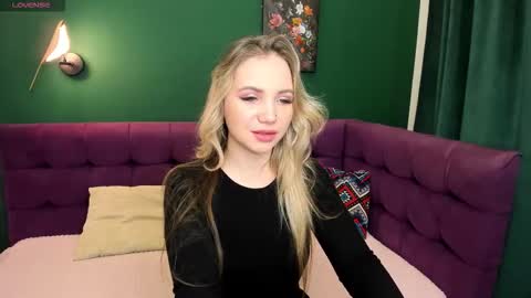 Snapshot of eva_moran chatting on November 7, 2:00 am Eva 3 online show from November 7, 2:00 am