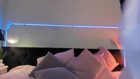 Snapshot of evaa_stevens chatting on February 8, 5:18 pm julieth online show from February 8, 5:18 pm