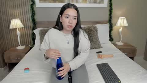 Snapshot of evaarae chatting on December 16, 8:58 pm Eva online show from December 16, 8:58 pm