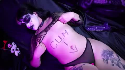 Snapshot of evacruxx chatting on February 23, 8:28 am Eva Crux online show from February 23, 8:28 am