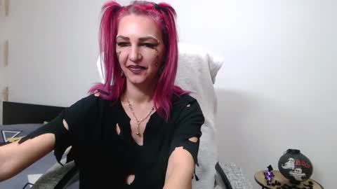 Snapshot of evadesireone chatting on October 31, 10:38 am EvadesireONE online show from October 31, 10:38 am