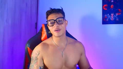 Snapshot of evan_greey chatting on November 12, 2:23 am EVAN GREY online show from November 12, 2:23 am