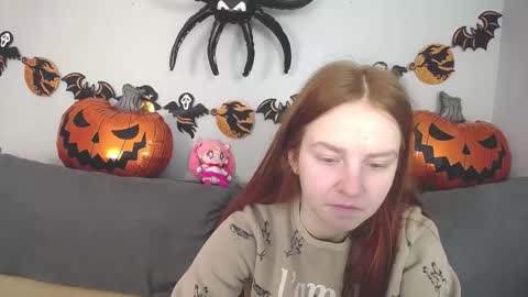 Snapshot of evarey_ chatting on November 1, 4:58 am Adelina online show from November 1, 4:58 am