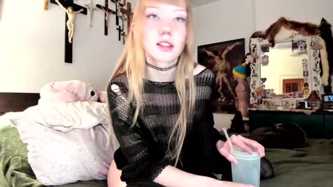 Snapshot of eve003300 chatting on December 23, 12:19 am Goddess Eve online show from December 23, 12:19 am