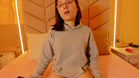 Snapshot of eve_aura chatting on June 13, 1:20 pm Eve Aura online show from June 13, 1:20 pm