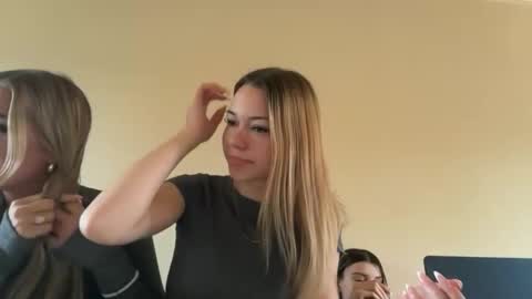 Snapshot of evebrooksss chatting on December 3, 6:28 pm evebrooksss online show from December 3, 6:28 pm