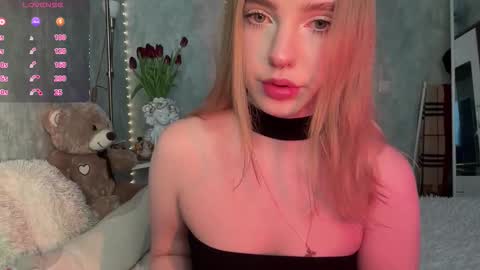 Snapshot of evedarkside chatting on March 10, 4:28 am evedarkside online show from March 10, 4:28 am