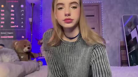 Snapshot of evedarkside chatting on March 17, 4:50 am evedarkside online show from March 17, 4:50 am