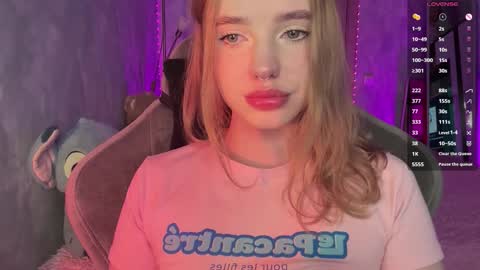 Snapshot of evedarkside chatting on March 28, 5:07 am evedarkside online show from March 28, 5:07 am