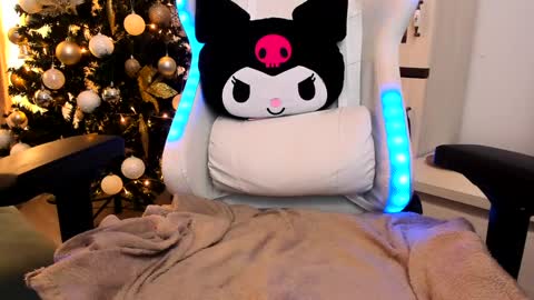 Snapshot of eveeevian chatting on December 23, 10:42 am eveeevian online show from December 23, 10:42 am