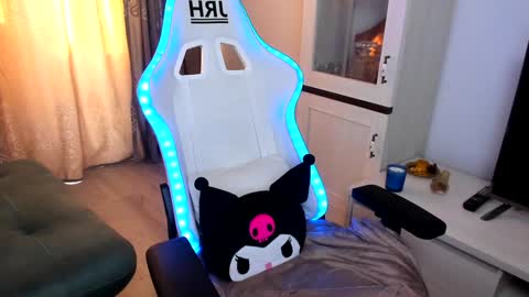 Snapshot of eveeevian chatting on January 13, 1:06 pm eveeevian online show from January 13, 1:06 pm