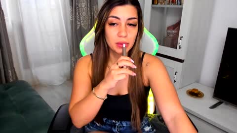 Snapshot of eveeevian chatting on February 2, 2:45 pm eveeevian online show from February 2, 2:45 pm