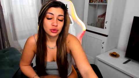 Snapshot of eveeevian chatting on February 3, 1:19 pm eveeevian online show from February 3, 1:19 pm