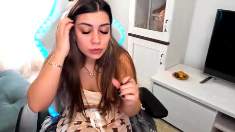 Snapshot of eveeevian chatting on February 11, 7:33 am eveeevian online show from February 11, 7:33 am