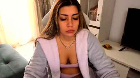 Snapshot of eveeevian chatting on February 12, 9:52 am eveeevian online show from February 12, 9:52 am