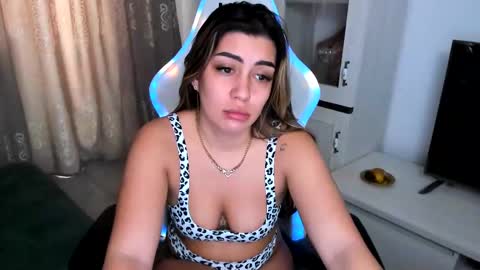 Snapshot of eveeevian chatting on February 14, 2:44 pm eveeevian online show from February 14, 2:44 pm