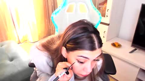 Snapshot of eveeevian chatting on February 19, 11:38 am eveeevian online show from February 19, 11:38 am