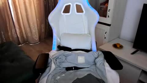 Snapshot of eveeevian chatting on February 19, 2:44 pm eveeevian online show from February 19, 2:44 pm