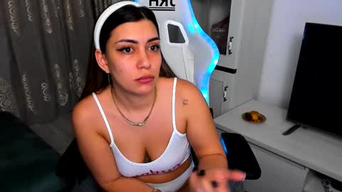 Snapshot of eveeevian chatting on February 23, 5:18 pm eveeevian online show from February 23, 5:18 pm