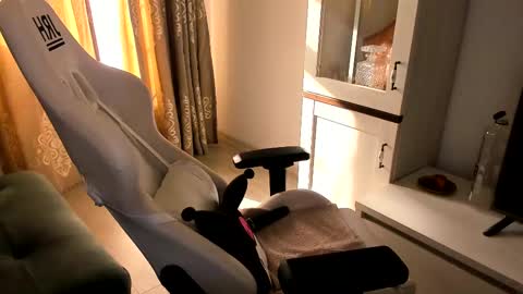 Snapshot of eveeevian chatting on March 5, 1:39 pm eveeevian online show from March 5, 1:39 pm