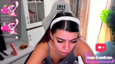 Snapshot of eveeevian chatting on March 10, 10:15 am eveeevian online show from March 10, 10:15 am