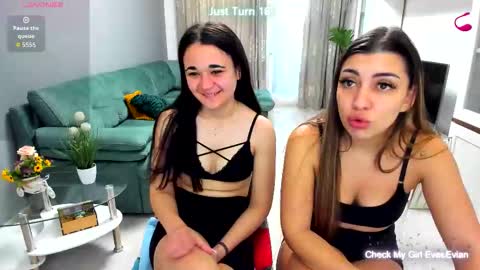 Snapshot of eveeevian chatting on October 24, 9:17 am eveeevian online show from October 24, 9:17 am