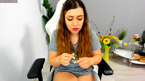 eveeevian online show from June 8, 1:44 pm