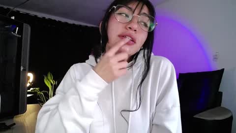 Snapshot of eveelyn_20 chatting on December 18, 5:59 am Kissed by an angel IG evee lyn20 online show from December 18, 5:59 am