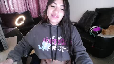 Snapshot of eveelyn_20 chatting on January 14, 6:38 pm Kissed by an angel IG evee lyn20 online show from January 14, 6:38 pm