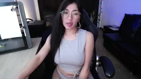 Snapshot of eveelyn_20 chatting on February 19, 6:00 am Kissed by an angel IG evee lyn20 online show from February 19, 6:00 am