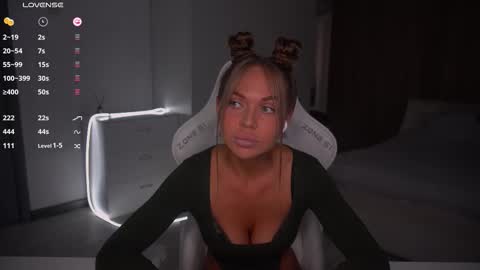 Snapshot of evelina_fox chatting on October 26, 12:44 pm Evelina online show from October 26, 12:44 pm