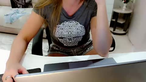 evelove online show from October 11, 5:11 pm