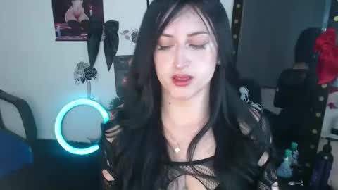 Snapshot of evelyn_sheeran chatting on March 18, 6:05 am Julieta online show from March 18, 6:05 am