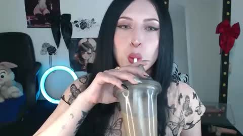 Snapshot of evelyn_sheeran chatting on April 9, 5:18 am Julieta online show from April 9, 5:18 am