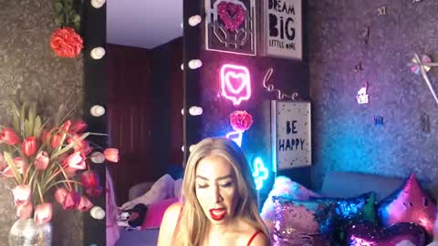 Snapshot of evelynagrey chatting on December 2, 8:30 am EvelynaGrey online show from December 2, 8:30 am