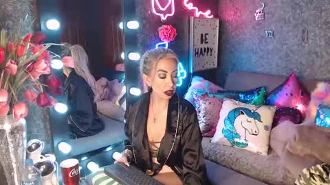 Snapshot of evelynagrey chatting on December 3, 9:00 am EvelynaGrey online show from December 3, 9:00 am