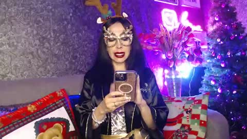 Snapshot of evelynagrey chatting on December 21, 8:07 am EvelynaGrey online show from December 21, 8:07 am