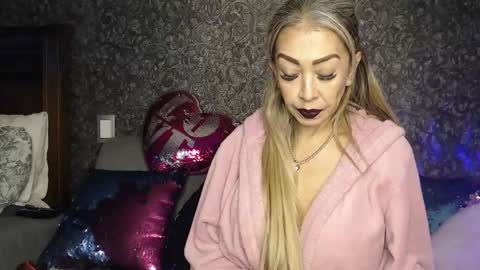 Snapshot of evelynagrey chatting on January 7, 10:22 am EvelynaGrey online show from January 7, 10:22 am