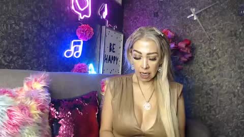 Snapshot of evelynagrey chatting on January 25, 7:28 am EvelynaGrey online show from January 25, 7:28 am