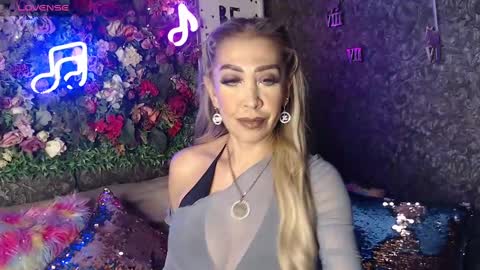 Snapshot of evelynagrey chatting on February 1, 3:30 am EvelynaGrey online show from February 1, 3:30 am
