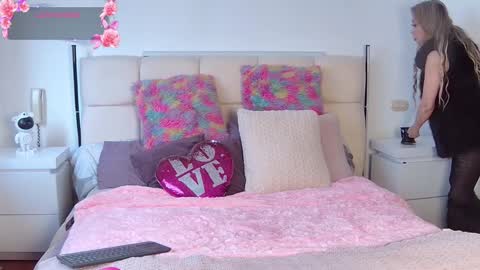 Snapshot of evelynagrey chatting on October 7, 2:47 pm EvelynaGrey online show from October 7, 2:47 pm