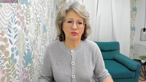 Evelyn online show from December 2, 5:04 am