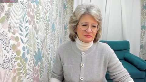Evelyn online show from December 4, 5:05 am