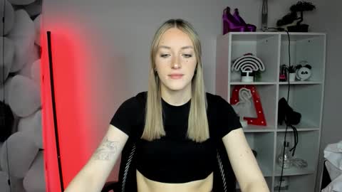 Snapshot of evelynblond chatting on February 12, 10:10 am evelynblond online show from February 12, 10:10 am